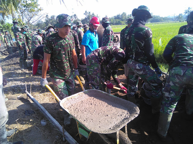 Semangat Prajurit Satgas TMMD Kodim Klaten Dalam Betonisasi Jalan Makin Kencang