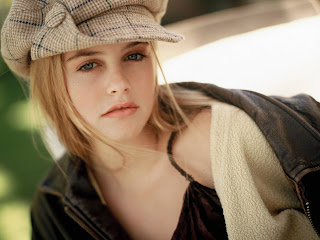 Free wallpapers without watermarks of Alicia Silverstone at Fullwalls.blogspot.com