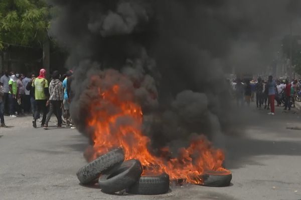 Les gens de la population des Cayes protestent contre la cherté de la vie et la rareté du carburant