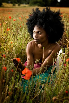 mujer pelo afro campo de amapolas