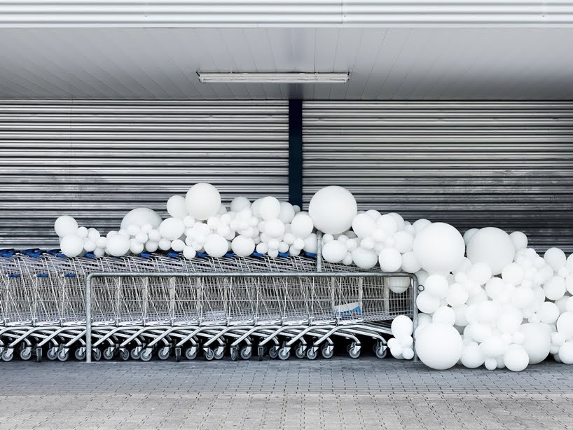 Globos blancos y reflexiones humanas