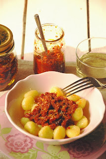 Ñoquis con salsa de tomates secos y aji