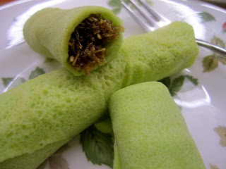 Spices of Life: Kuih Dadar/Gulung (Pandan Pancakes with 