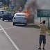  Carro pega fogo próximo ao Shopping Estrada, em Campos