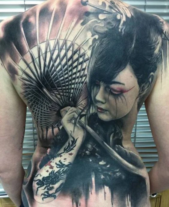 vemos la foto de una mujer con tatuaje en la espalda entera