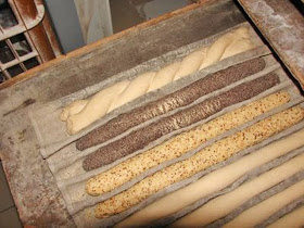 Frans brood; zogenaamde vlecht en lange dunne met maanzaad en met sesam