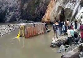चंबा-भरमौर राष्ट्रीय उच्च मार्ग पर ढकोग के पास ट्रक दुर्घटनाग्रस्त