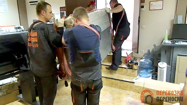 Переноска грузчиками офисной техники в Москве