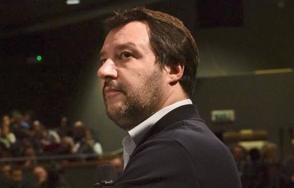 Salvini: "Vorrei che finisse l'ipocrisia per cui si dice 'viva l'Europa' e poi paga l'Italia"