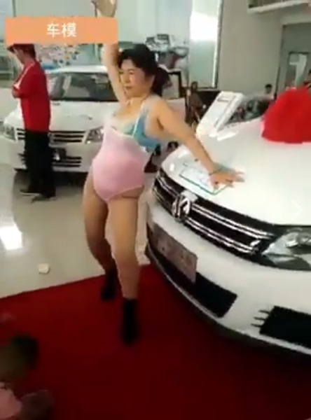 SPG Mobil Ini Adalah Seorang Tante Seksi. Lihat Goyangannya..!!