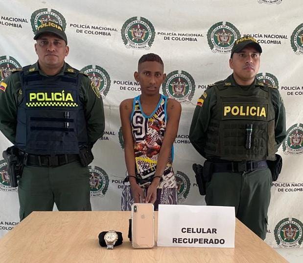 https://www.notasrosas.com/Joven de 18 años es capturado en Riohacha, por hurtar varios elementos, a un menor de edad