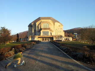 Kuva Goetheanum-rakennuksesta, joka on antroposofisen liikkeen keskus