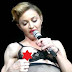 Η Madonna (topless) έδειξε το στήθος της