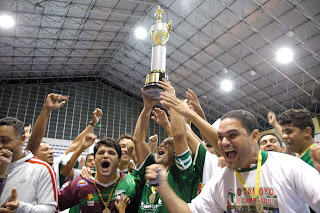 Equipe do Tamoyo comemora a conquista do campeonato