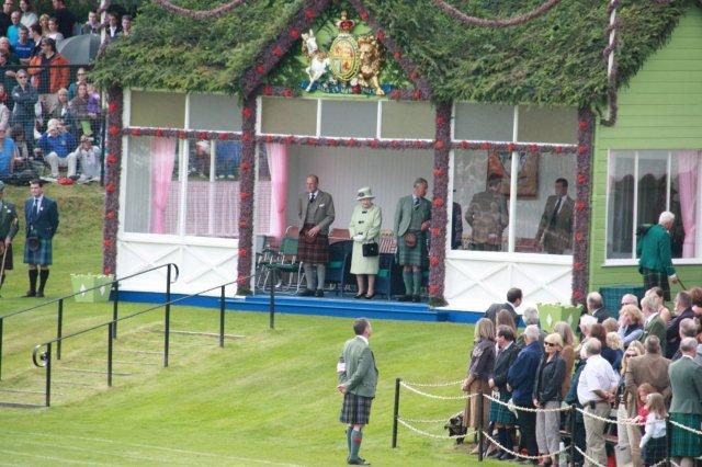 Su Majestad la Reina, el Duque de Edimburgo y el príncipe Carlos en los Juegos de las Tierras Altas Braemar Gathering 4 Septiembre 2010