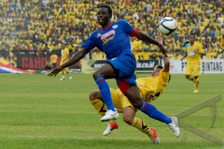 Gresik United vs Arema = 1-2 , El Loco Tentukan Hasil Akhir