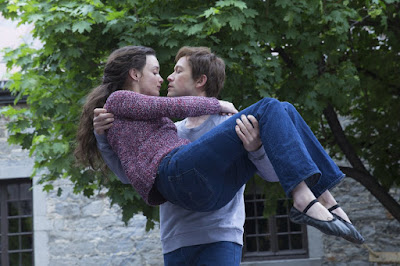 Charlotte Le Bon and Joseph Gordon-Levitt in The Walk