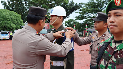 Kapolres Nias Pimpin Apel Gelar pasukan yang ditandai dengan penyematan pita kepada personil