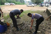 Polsek Nongsa Goro Bersama Bersihkan Rumah Ibadah Mesjid Al-Taqwa