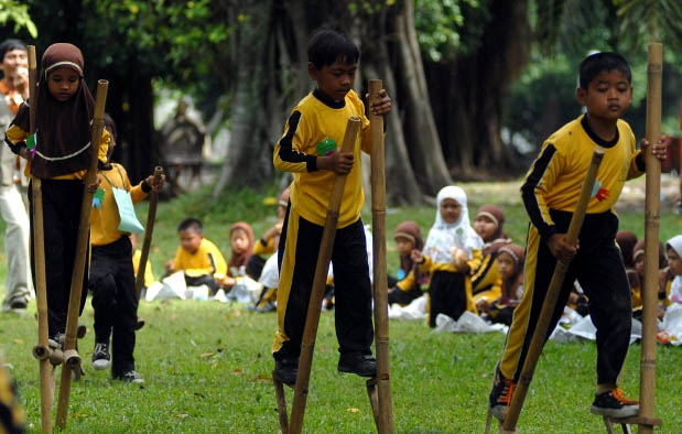 Kemajuan zaman secara sadar maupun tidak 9 Permainan Tradisional Jawa, Gambar, dan Keterangannya