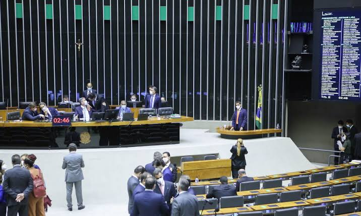 Câmara aprova PEC que viabiliza recursos para Auxílio Brasil