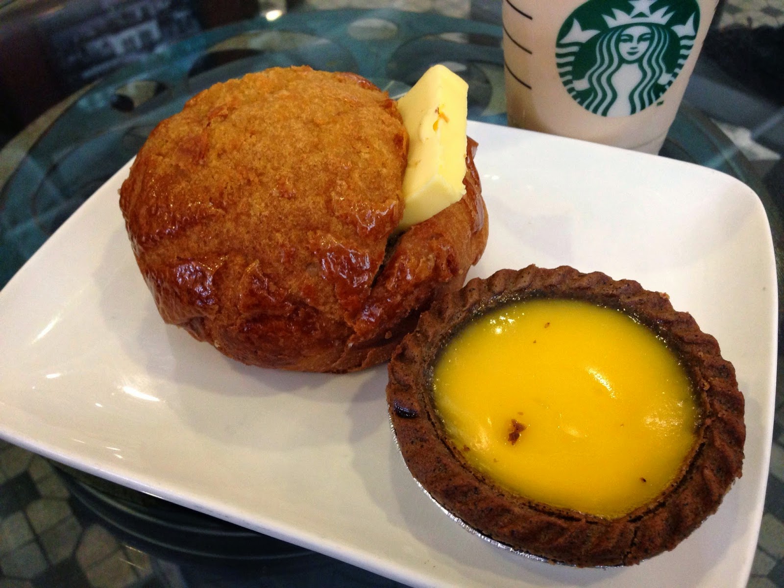 香港毎日ローカル飯 スターバックスで茶餐廳メニュー 菠蘿油 16 咖啡蛋撻 13 旺角 星巴克