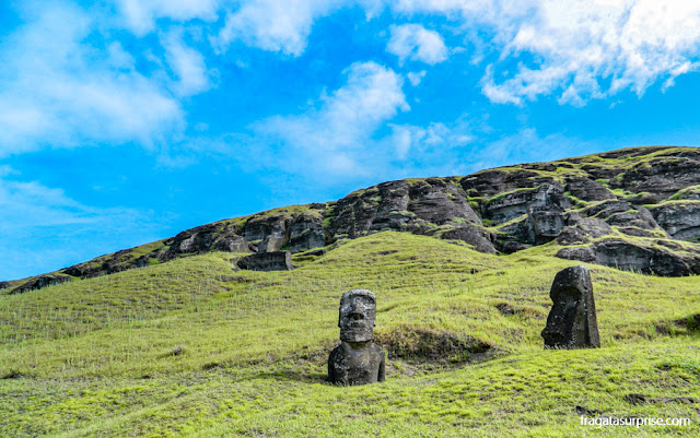 Moais semienterrados na encosta do Vulcão Rano raraku, onde as famosas estátuas da Ilha de Páscoa eram esculpidas