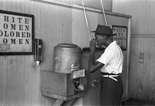 Bir Afro-Amerikan, üzerinde "sadece siyahlar" yazan çeşmeden su içiyor (Oklahoma, Amerika Birleşik Devletleri, 1939)