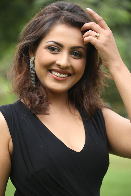 Madhu Shalini tollywood actress hot pics in sleeveless dress