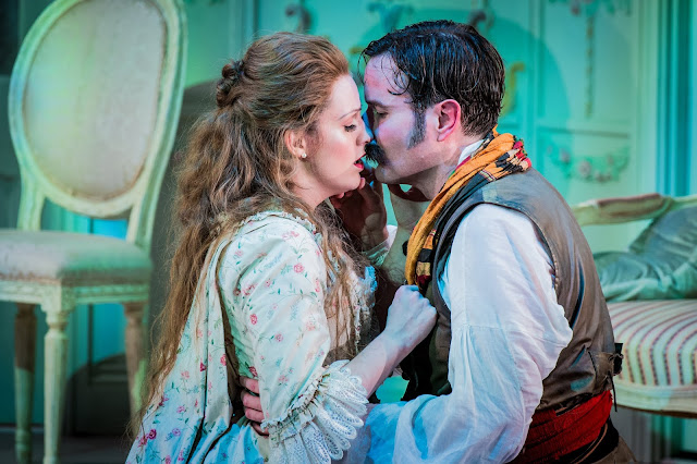 Mozart: Cosi fan tutte - Kitty Whately, Nicholas Lester - Opera Holland Park (Photo Robert Workman)