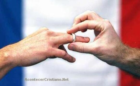 Matrimonio gay en Francia: dos hombres colocándose un anillo
