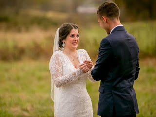 Novio sorprende a su novia con el regalo perfecto el día de la boda