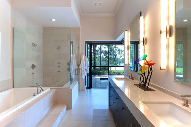 Picture of light bright modern bathroom