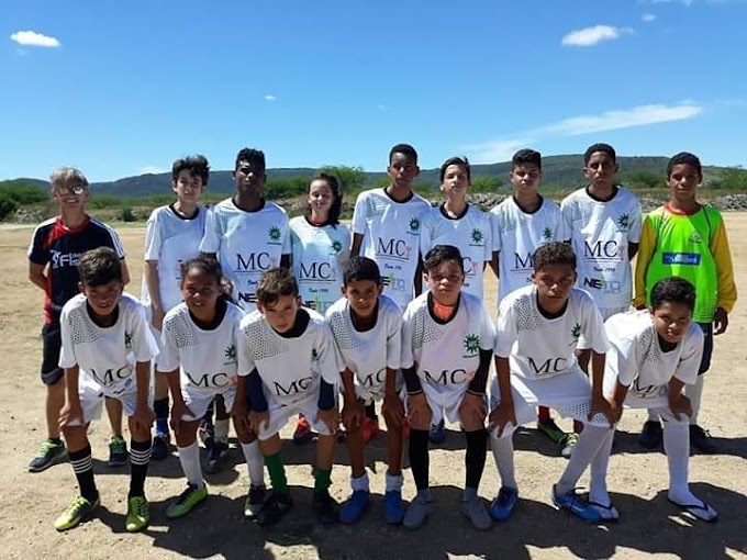 Professores de escolinhas de futebol em Arcoverde convidam garotada para peneira do Santos