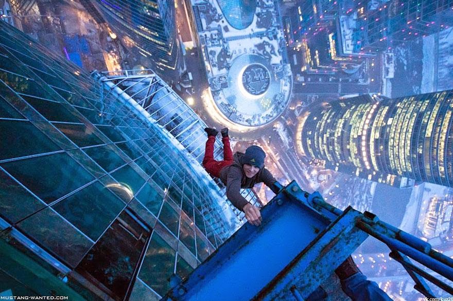 30 Death-Defying Photos That Will Make Your Heart Skip A Beat