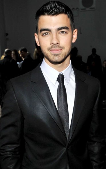 Foto de Joe Jonas muy elegante