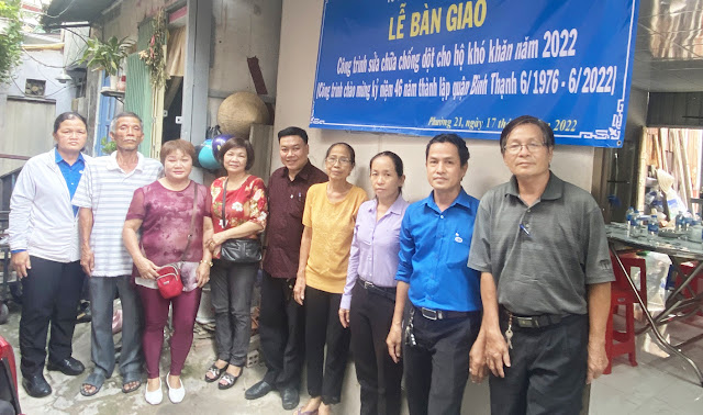 Lãnh đạo Phường 21, khu phố 2, Tổ chức Tài chính vi mô CEP chi nhánh Bình Thạnh chụp ảnh lưu niệm gia đình bà Trần Thị Phải. (Ảnh T. Nam)