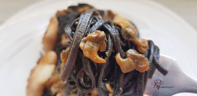 Tagliatelle negro con fruto de mar