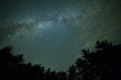 La hermosura de un cielo nocturno plagado de estrellas