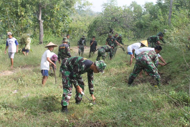 KARYA BHAKTI MENGHADAPI TANAM POHON KRESEN DI KEC. BULU SUKOHARJO