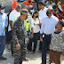 Deligne Ascención supervisa trabajos de asfaltado y bacheo en sectores de Santo Domingo Norte  