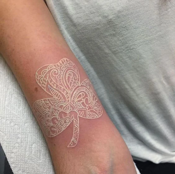 tatuaje de tinta blanca