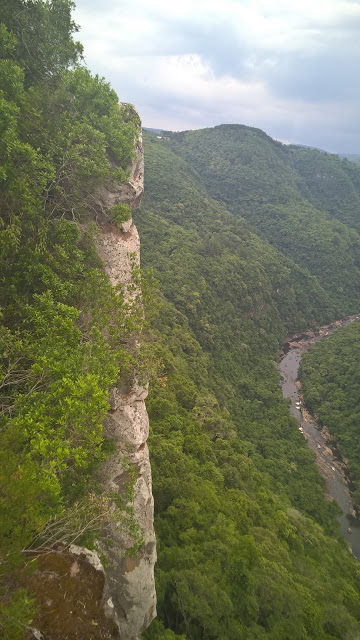 Paredão de pedra às margens do Rio Caí, Canela, Serra Gaúcha