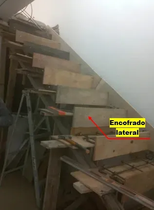 proceso de construccion de una escalera flotante o en voladizo