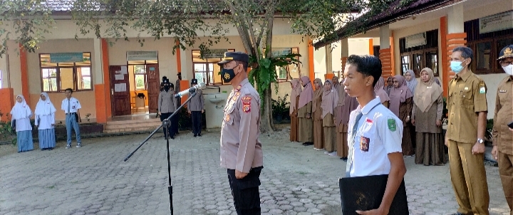 Kabag SDM Polres Bireuen Jadi Pembina Upacara di SMAN 3 Bireuen