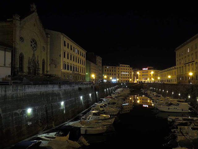 Night view of the Fosso Reale from the Mercato bridge, Livorno