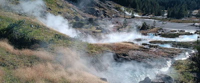 Artists Paintpots es una de las atracciones geotermales de Yellowstone.