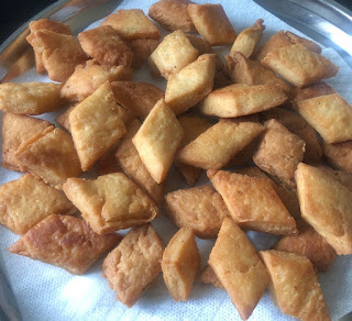 Fried shakkrpare on absorbent napkin