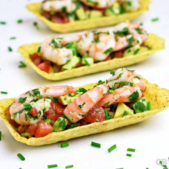 Tacobakjes met gemarineerde garnalen en avocadosalsa