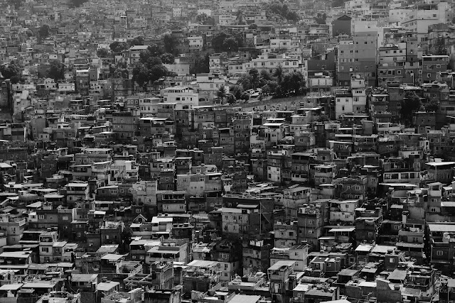 A dificuldade de isolamento social nas favelas